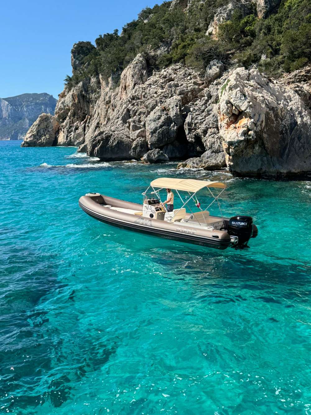 Acque trasparenti del Golfo di Orosei viste dall'alto