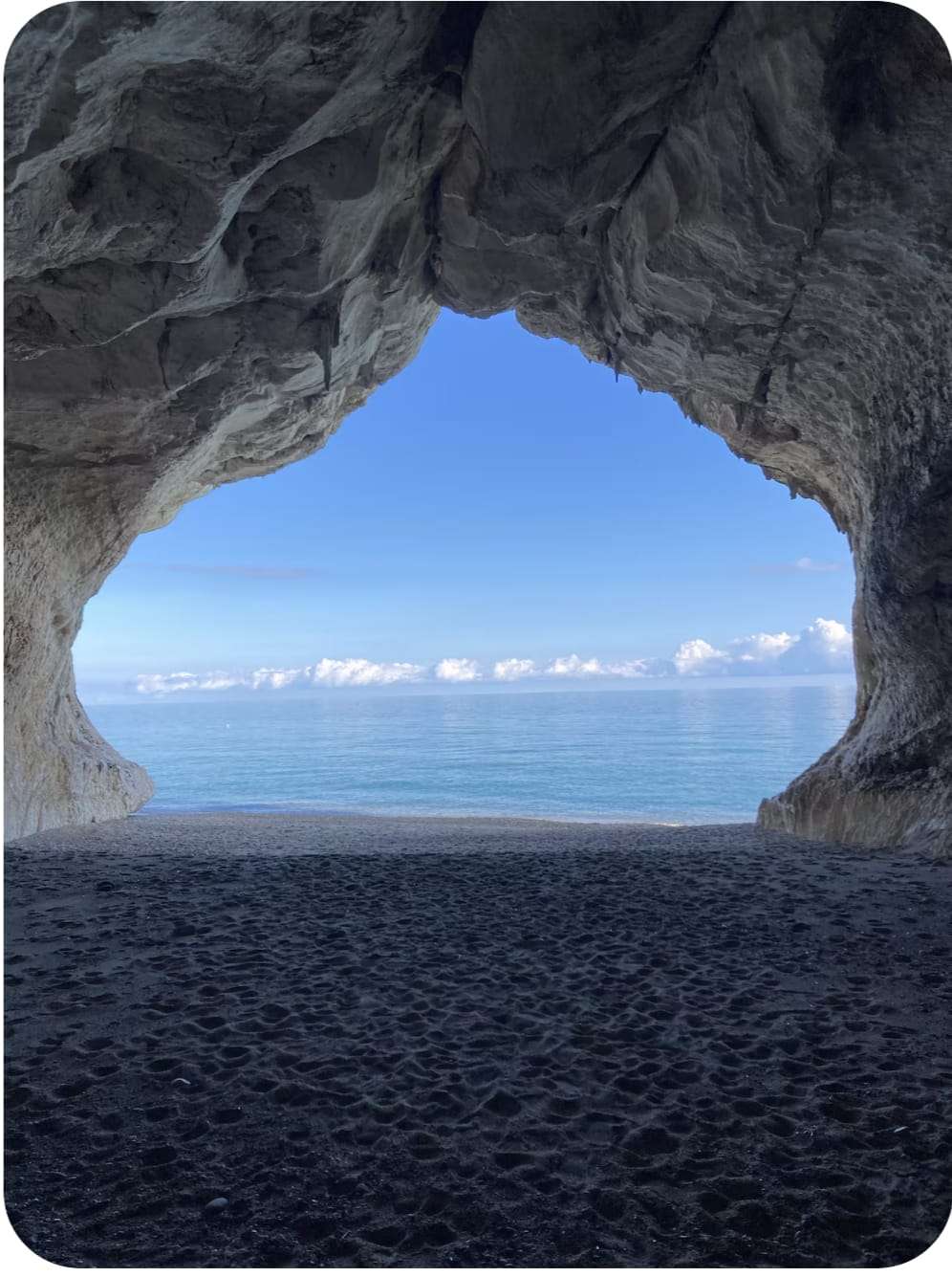Vista sul mare dall'interno di una grotta a Cala Luna